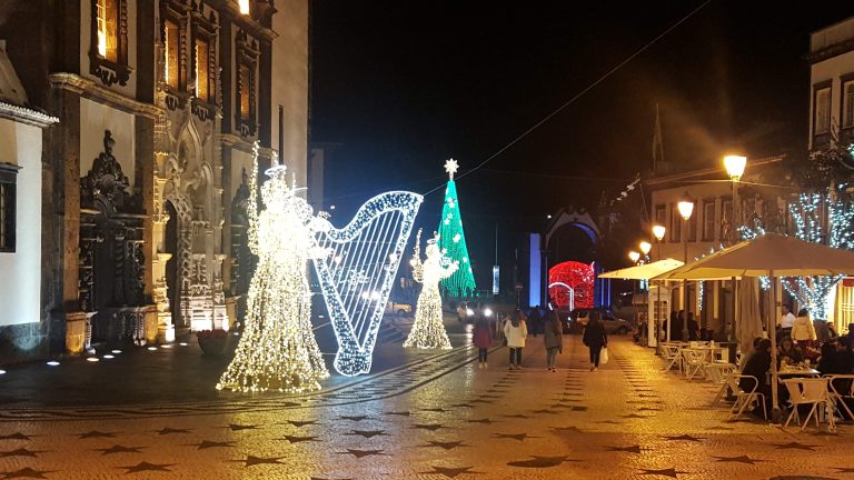 Natal em Ponta Delgada: Eventos, Mercadinhos e Tradições para Viver a Magia da Época 🎄