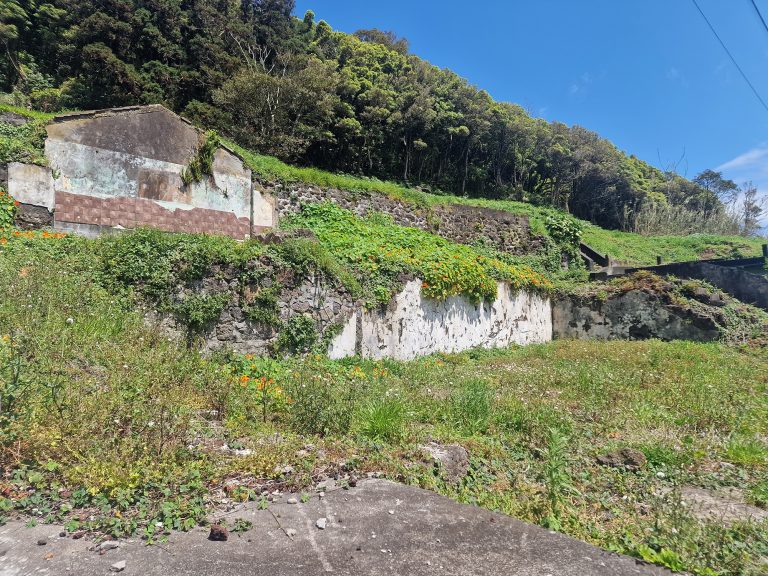 Terreno Urbano com Moradia em Ruína para Construção na Freguesia da Ribeirinha, Ilha do Faial