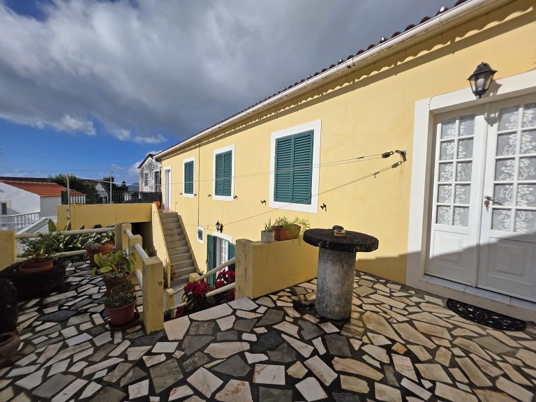 Moradia T3 nas Lajes do Pico com garagem e terraço com vista mar