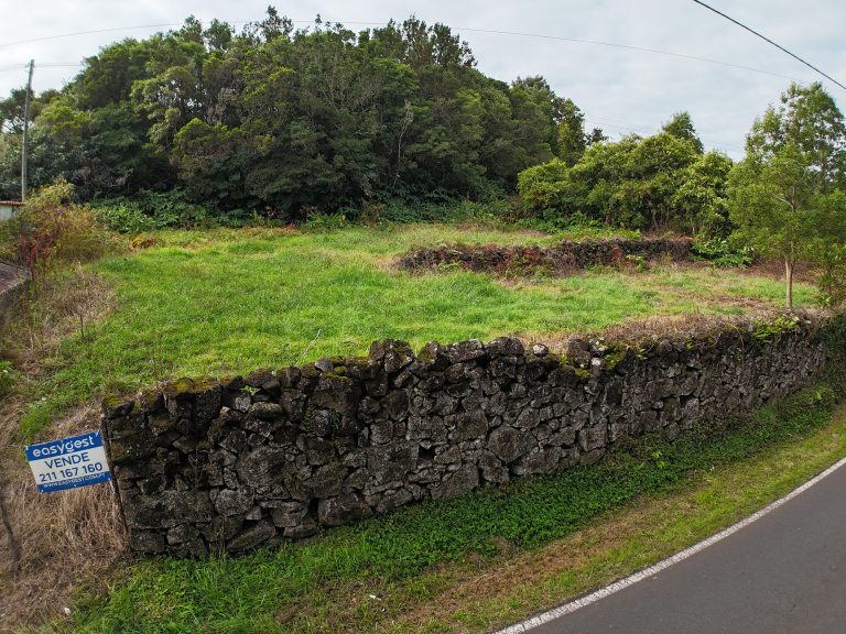Terreno Junto à Estrada Regional com Duplo Potencial Construtivo