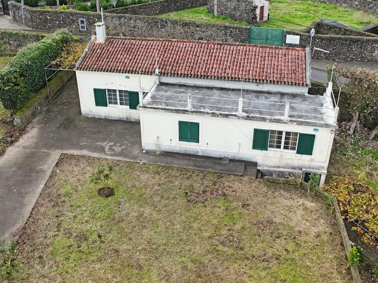 Moradia T3 nas Capelas com Terreno com Viabilidade de Construção