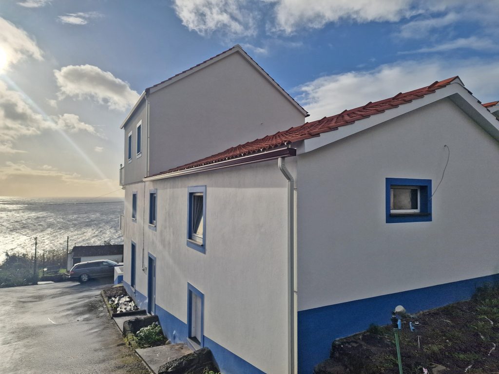 Moradia T3 Recuperada com Vista Mar 180° — Santa Bárbara, Ribeiras, Lajes do Pico