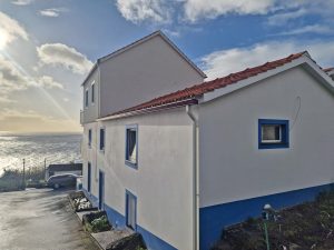 Moradia T3 Recuperada com Vista Mar 180° — Santa Bárbara, Ribeiras, Lajes do Pico