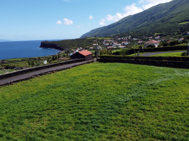 Terreno plano na Prainha com vista mar e sobre a ilha de São Jorge