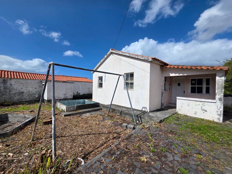 Moradia T4 para Recuperar – Centro da Madalena, Ilha do Pico